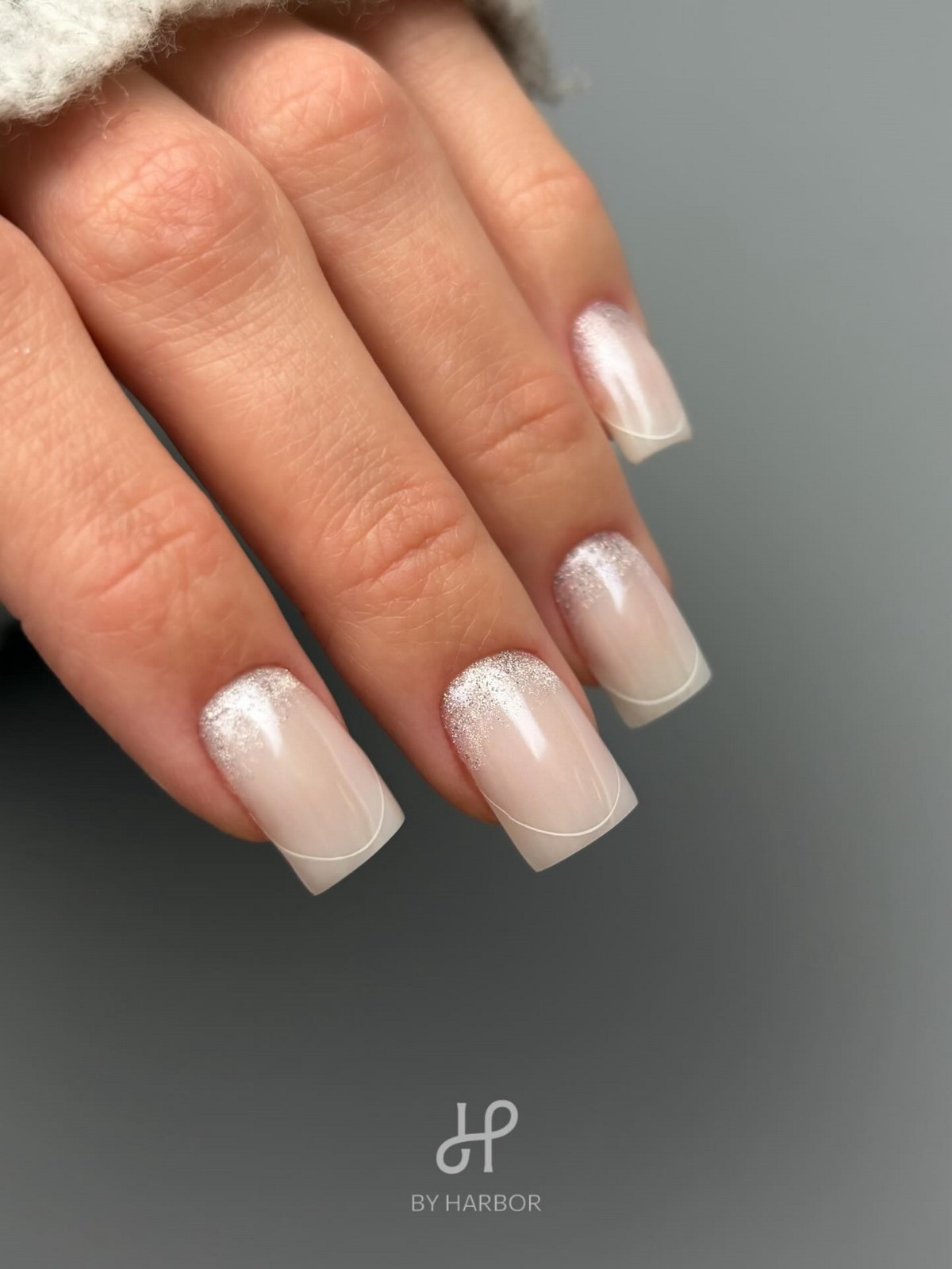 Ногти без дизайна: чистое покрытие и легкий вид на руках