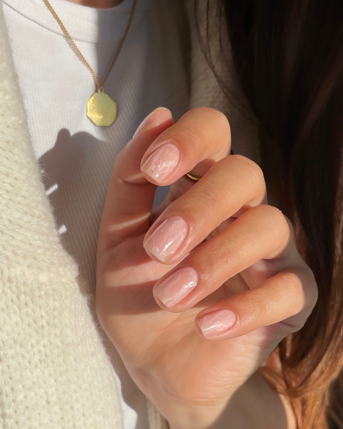 Ногти без дизайна: чистое покрытие и легкий вид на руках