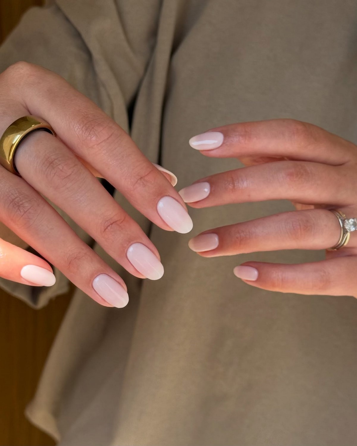 Ногти без дизайна: чистое покрытие и легкий вид на руках