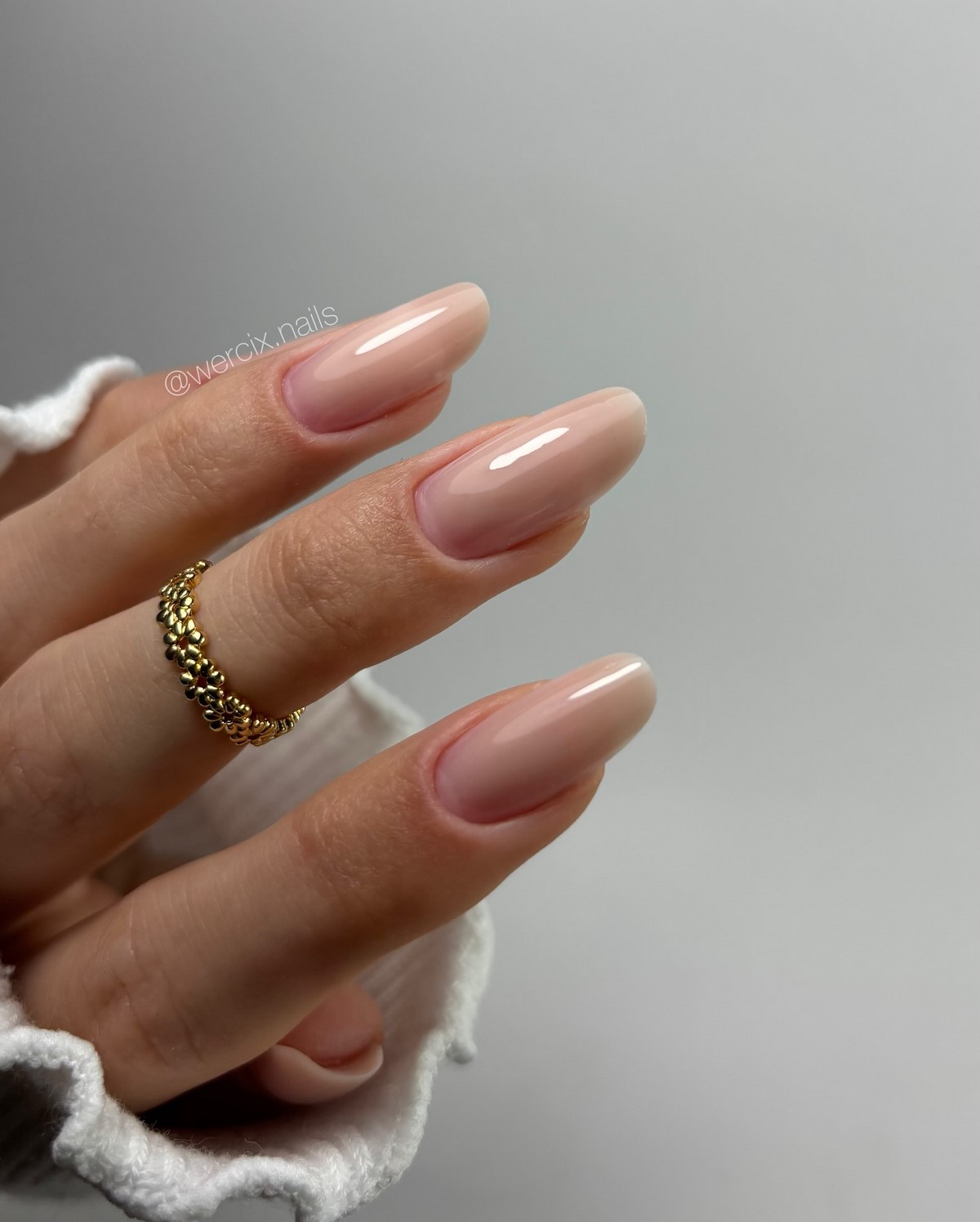 Ногти без дизайна: чистое покрытие и легкий вид на руках