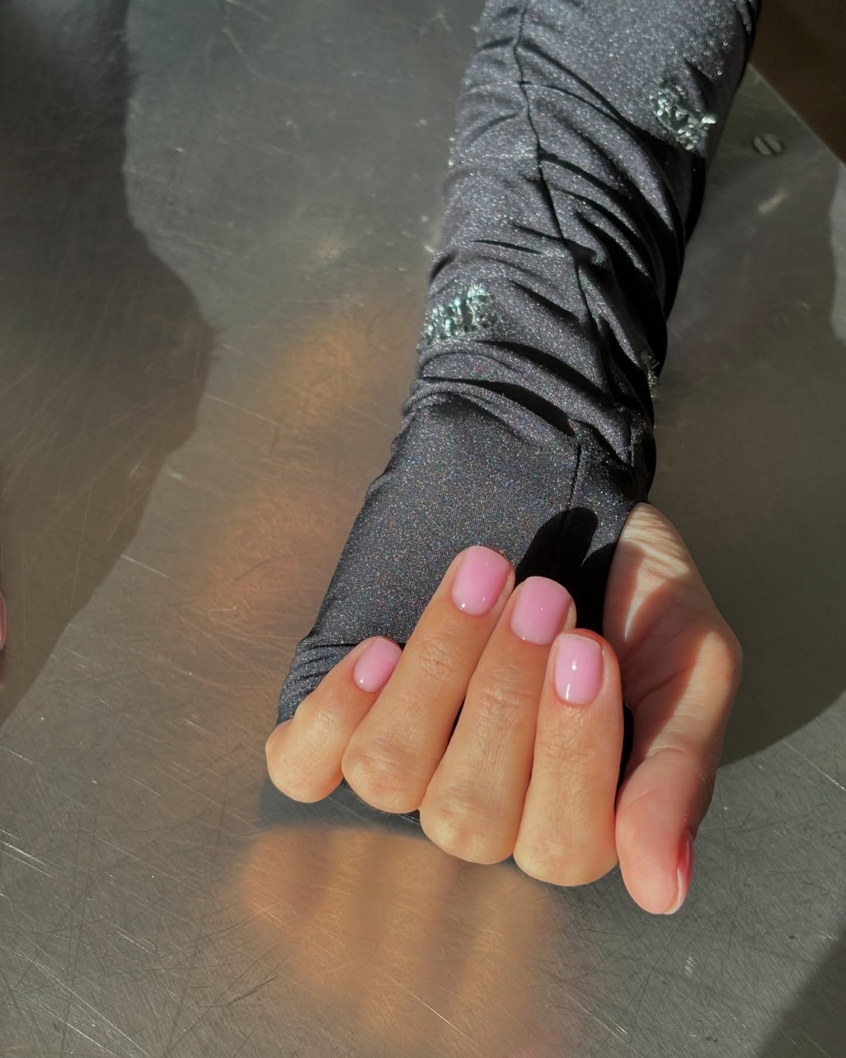 Ногти без дизайна: чистое покрытие и легкий вид на руках