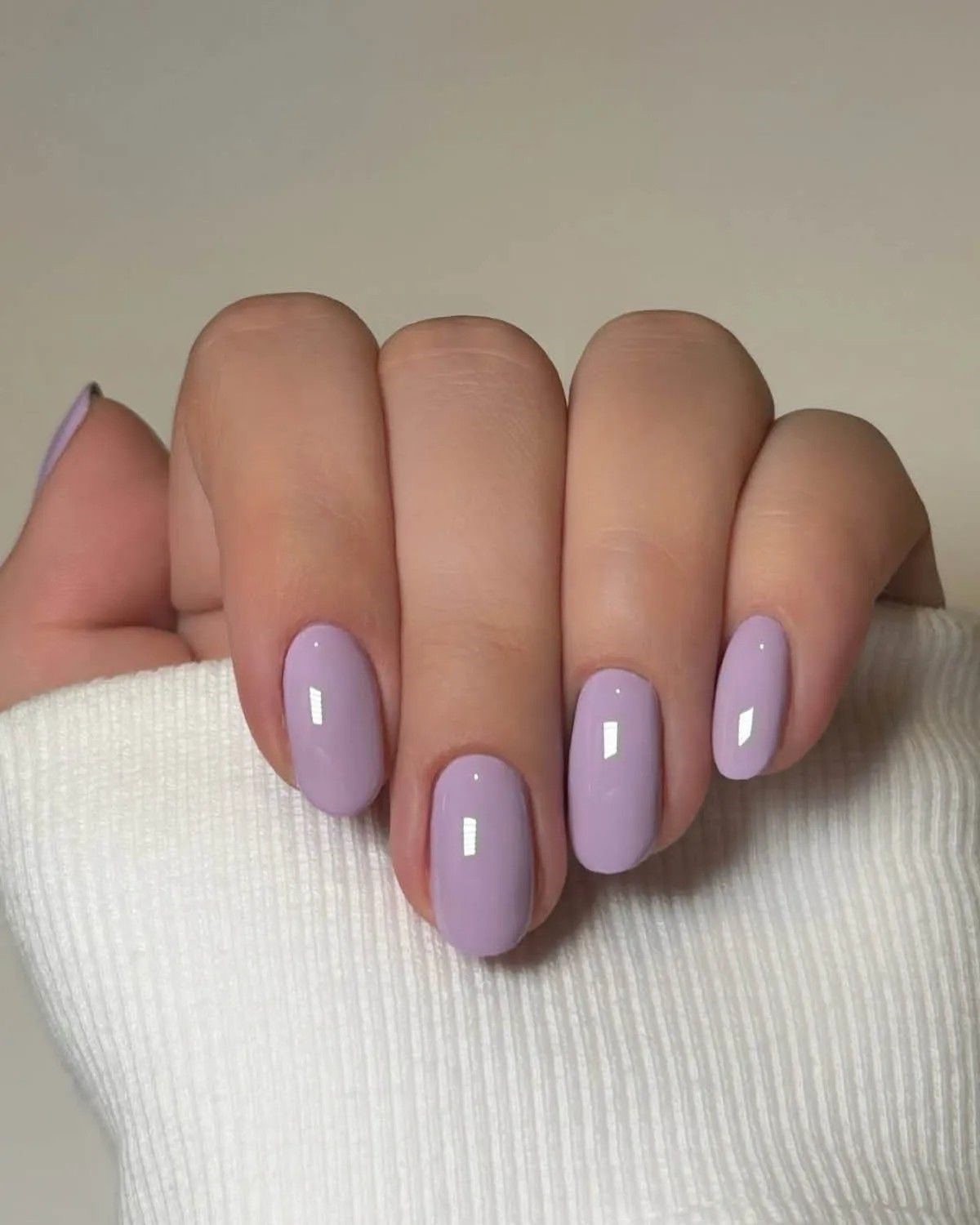 Один цвет или сочетание: какой маникюр выглядит чище в 2026