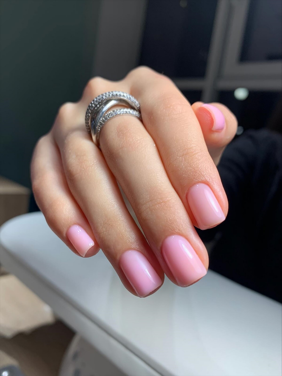 Один цвет или сочетание: какой маникюр выглядит чище в 2026