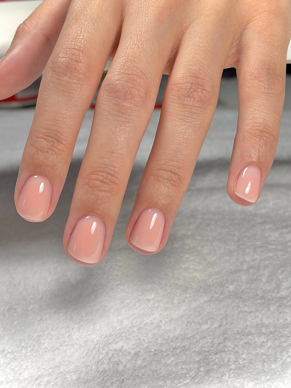 Один цвет или сочетание: какой маникюр выглядит чище в 2026