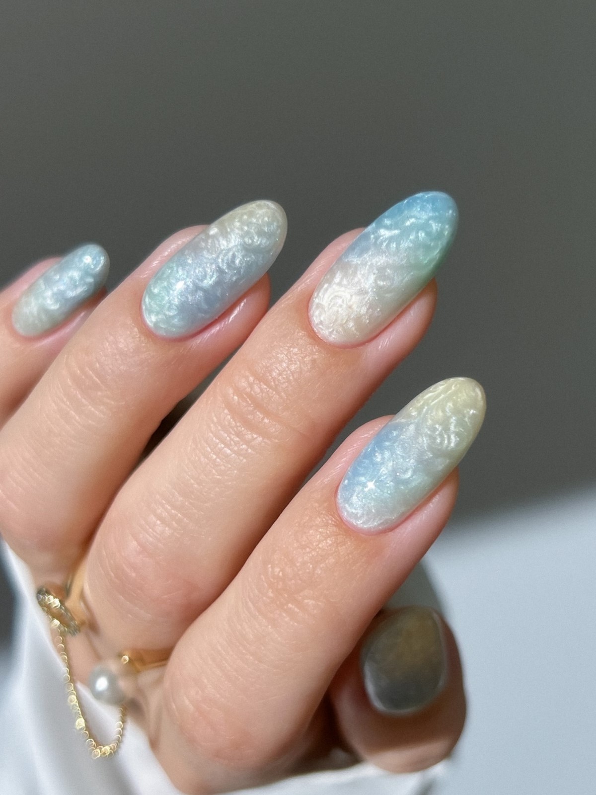 Один цвет или сочетание: какой маникюр выглядит чище в 2026