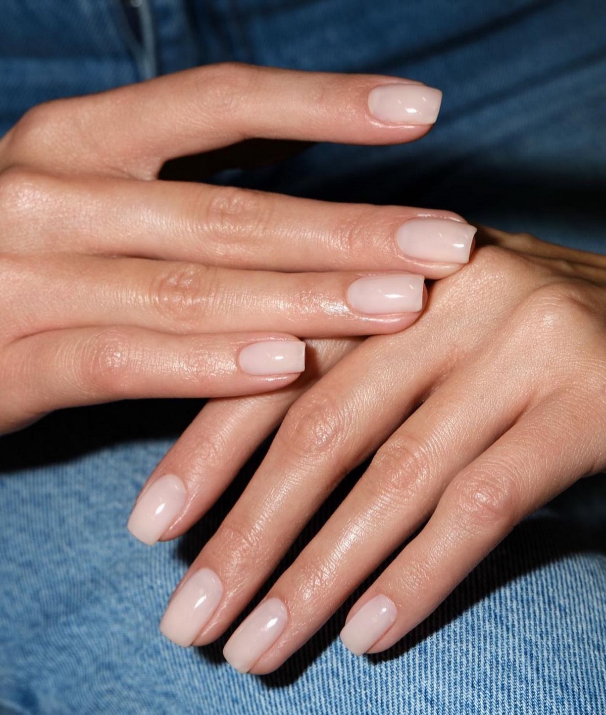 Один цвет или сочетание: какой маникюр выглядит чище в 2026