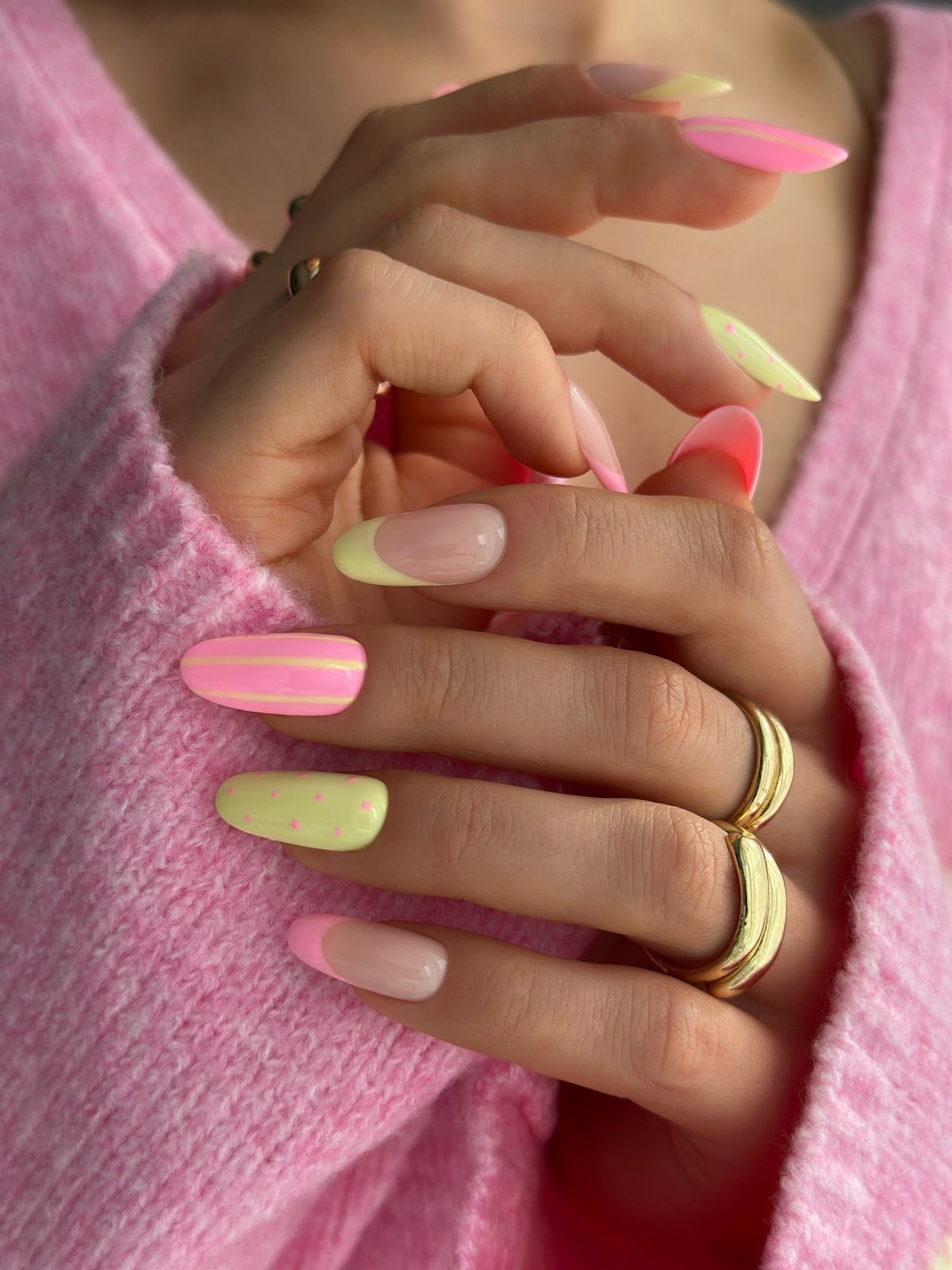 Один цвет или сочетание: какой маникюр выглядит чище в 2026