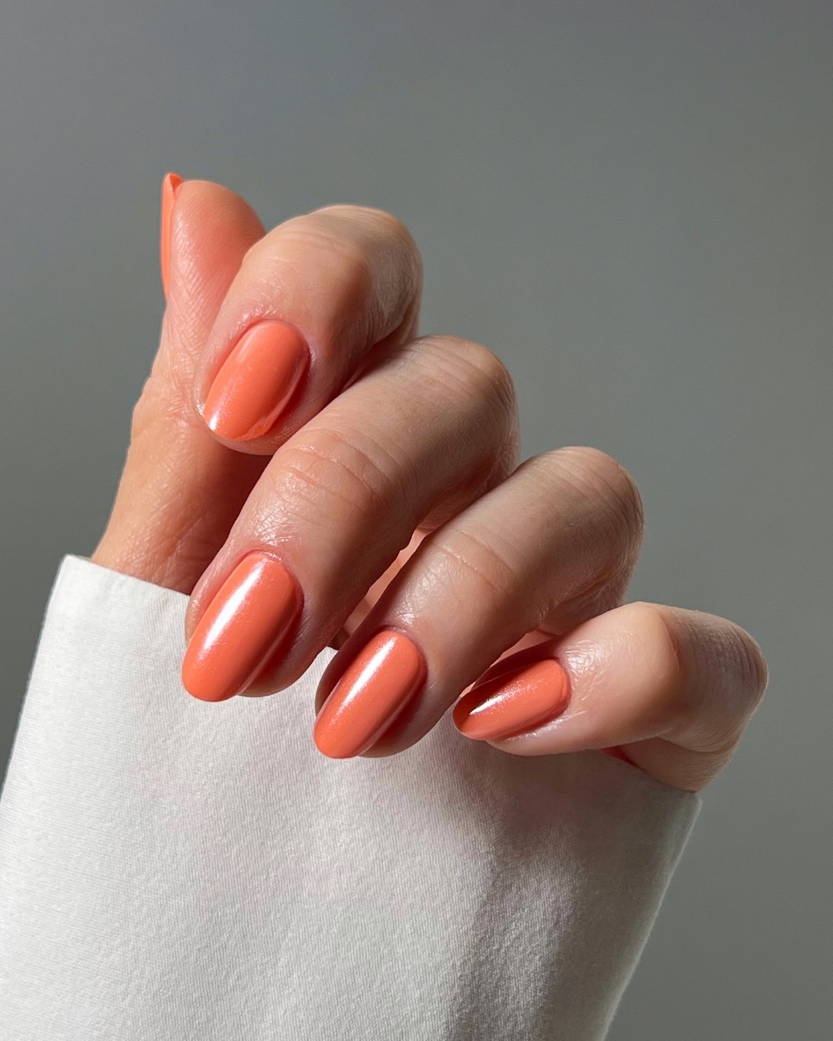 Один цвет или сочетание: какой маникюр выглядит чище в 2026