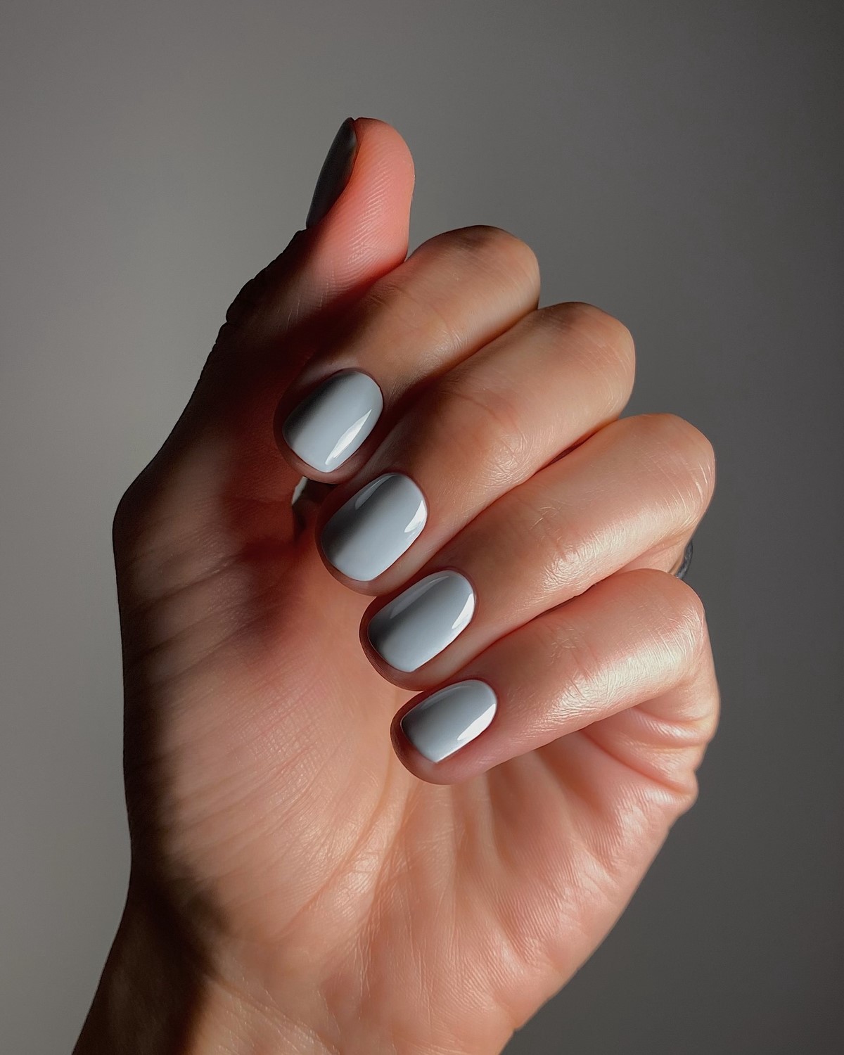 Один цвет или сочетание: какой маникюр выглядит чище в 2026