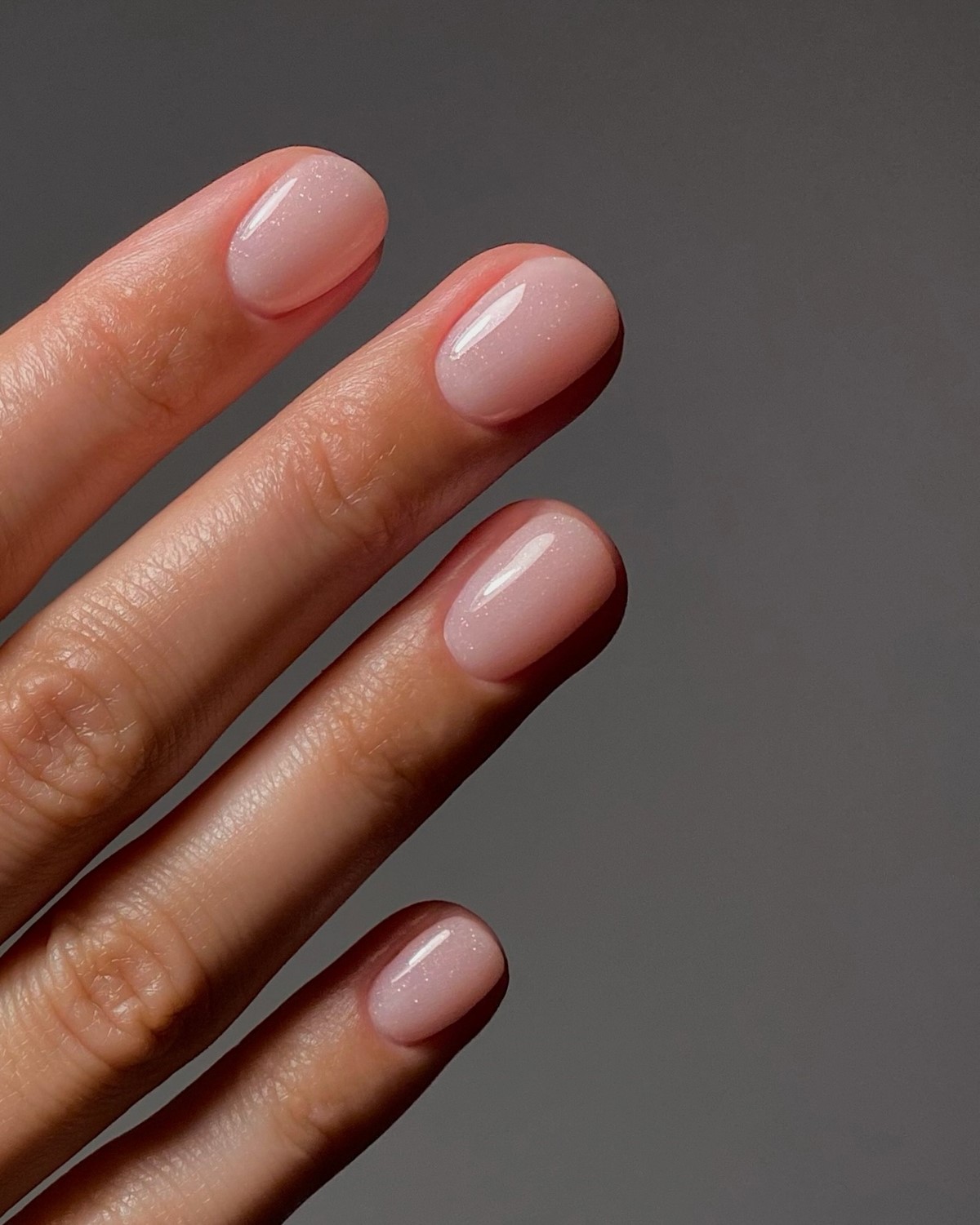 Один цвет или сочетание: какой маникюр выглядит чище в 2026