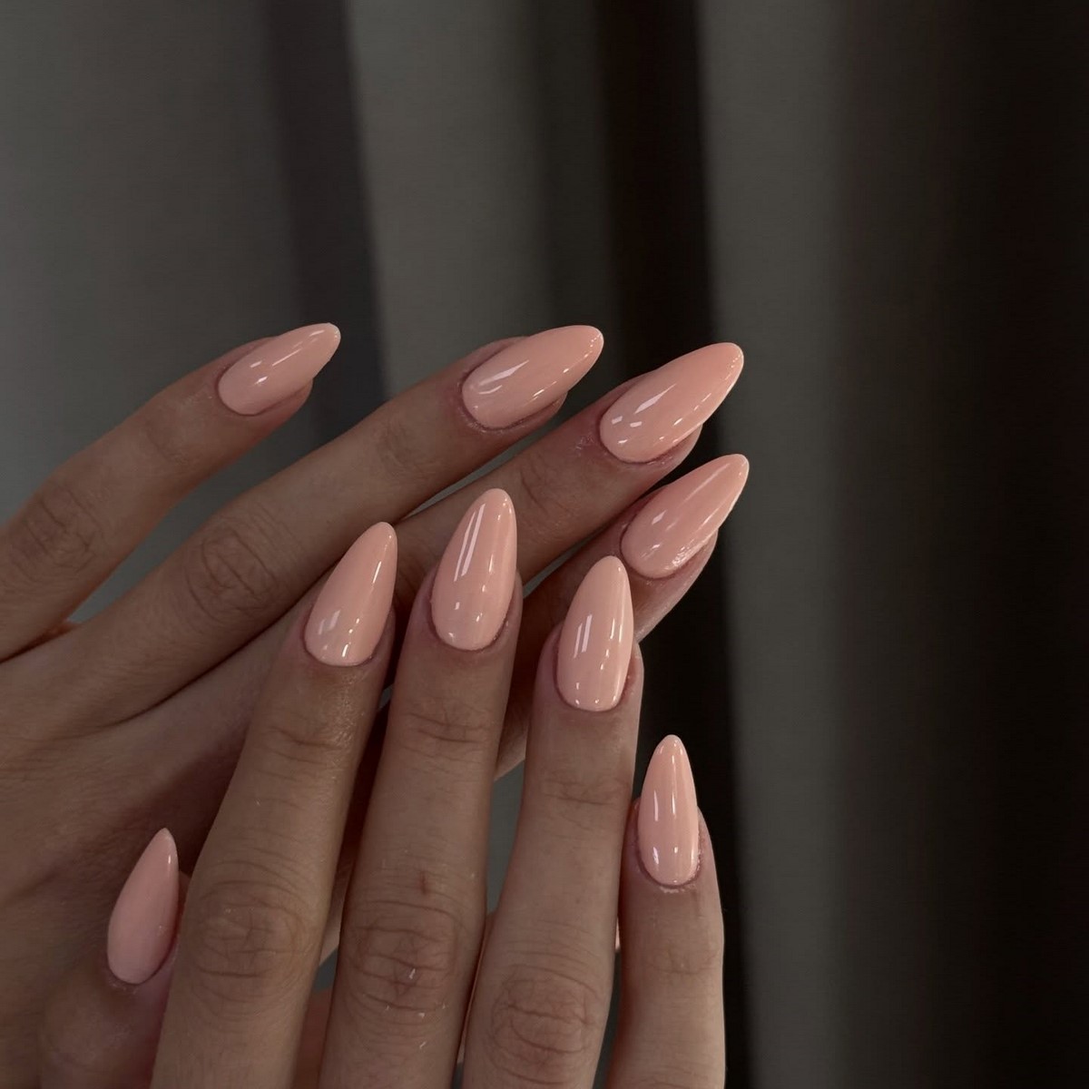 Один цвет или сочетание: какой маникюр выглядит чище в 2026