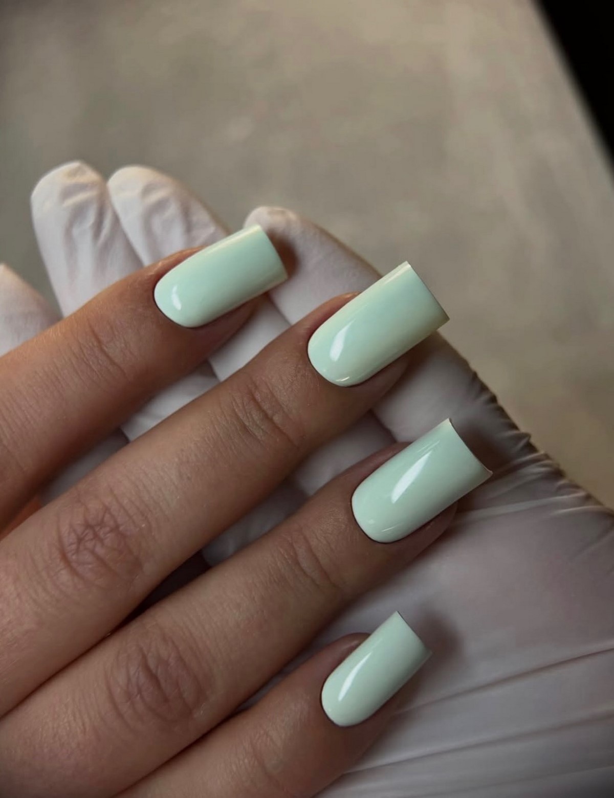 Один цвет или сочетание: какой маникюр выглядит чище в 2026