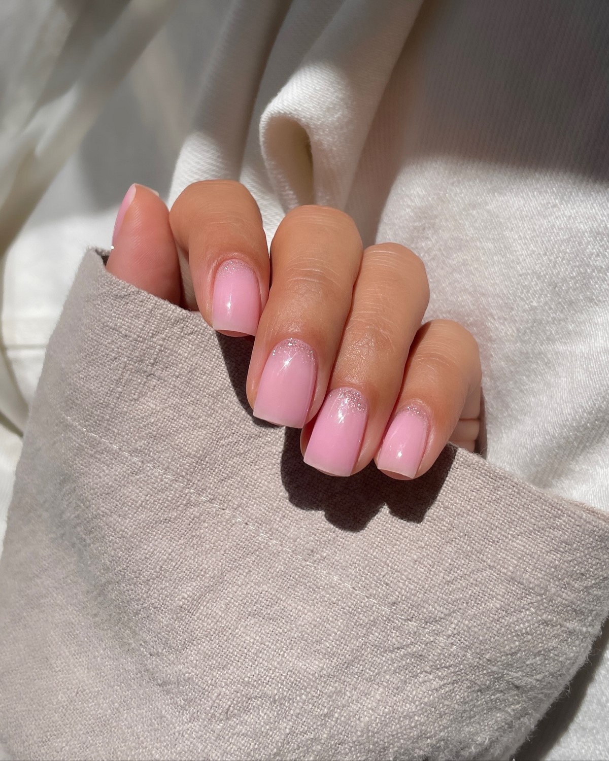 Один цвет или сочетание: какой маникюр выглядит чище в 2026