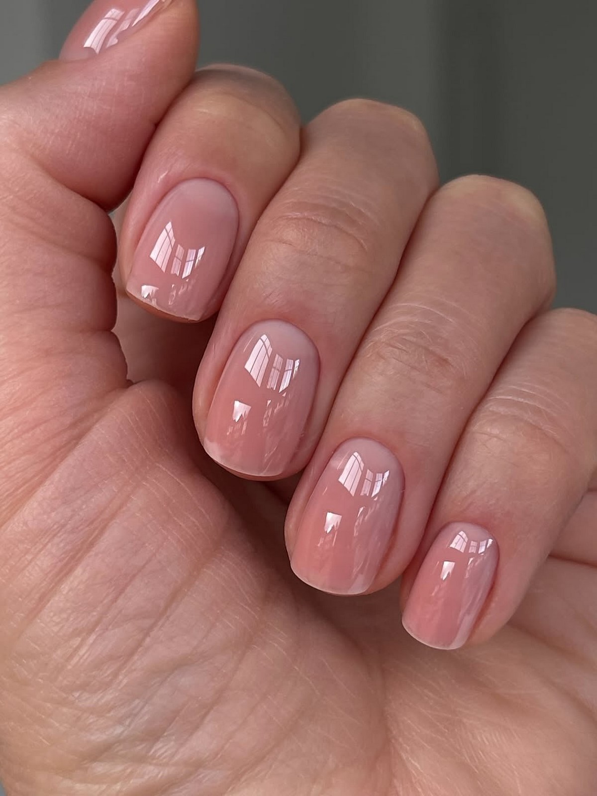 Один цвет или сочетание: какой маникюр выглядит чище в 2026