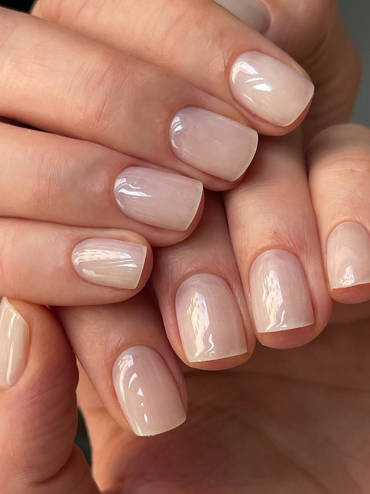 Один цвет или сочетание: какой маникюр выглядит чище в 2026