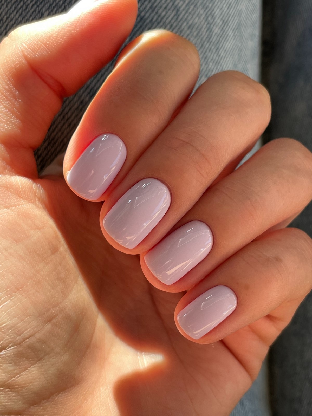 Один цвет или сочетание: какой маникюр выглядит чище в 2026