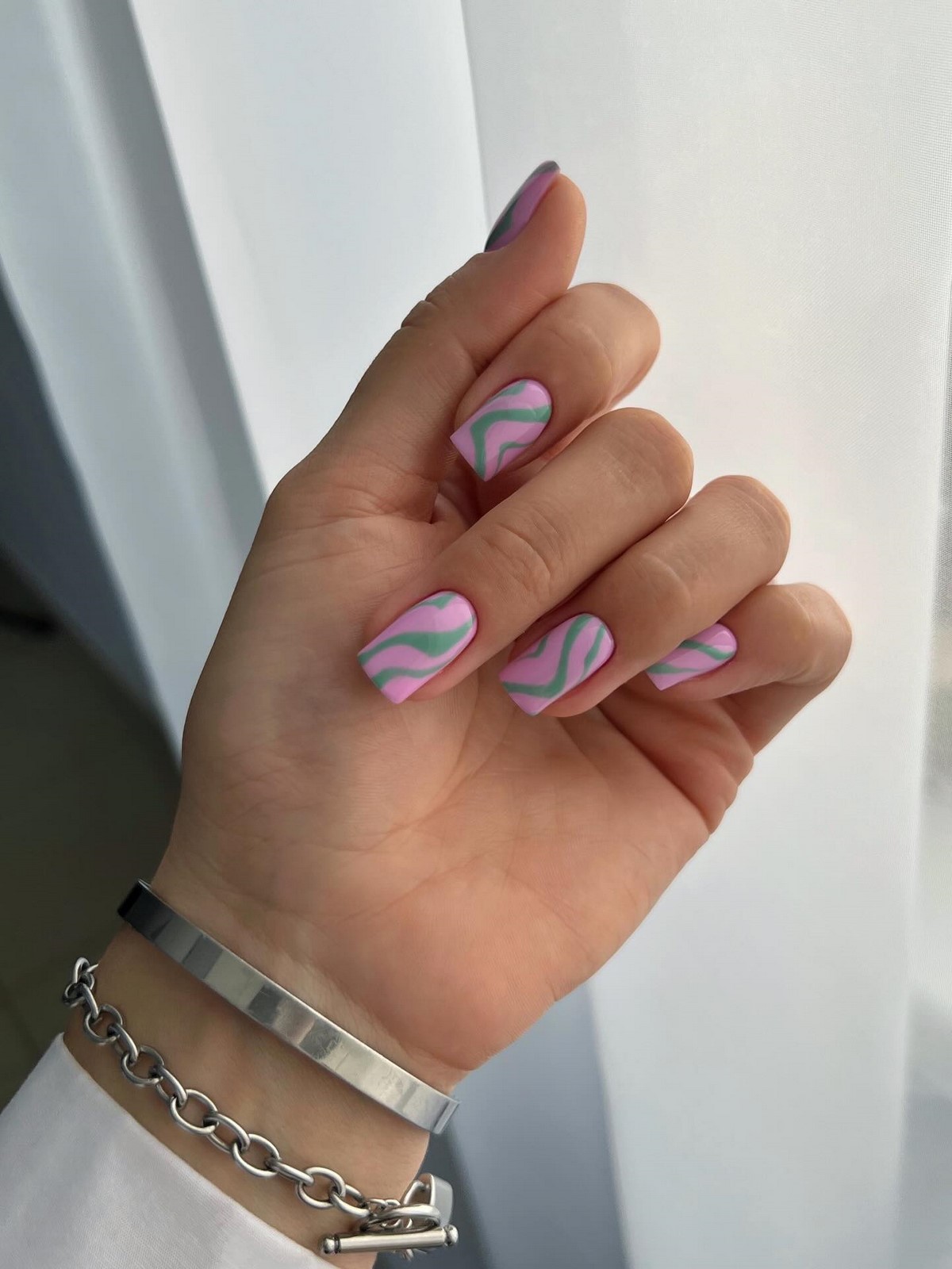 Один цвет или сочетание: какой маникюр выглядит чище в 2026