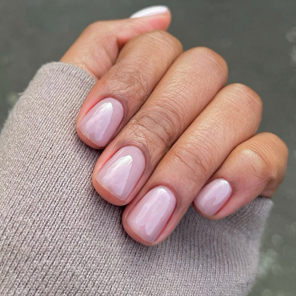 Один цвет или сочетание: какой маникюр выглядит чище в 2026