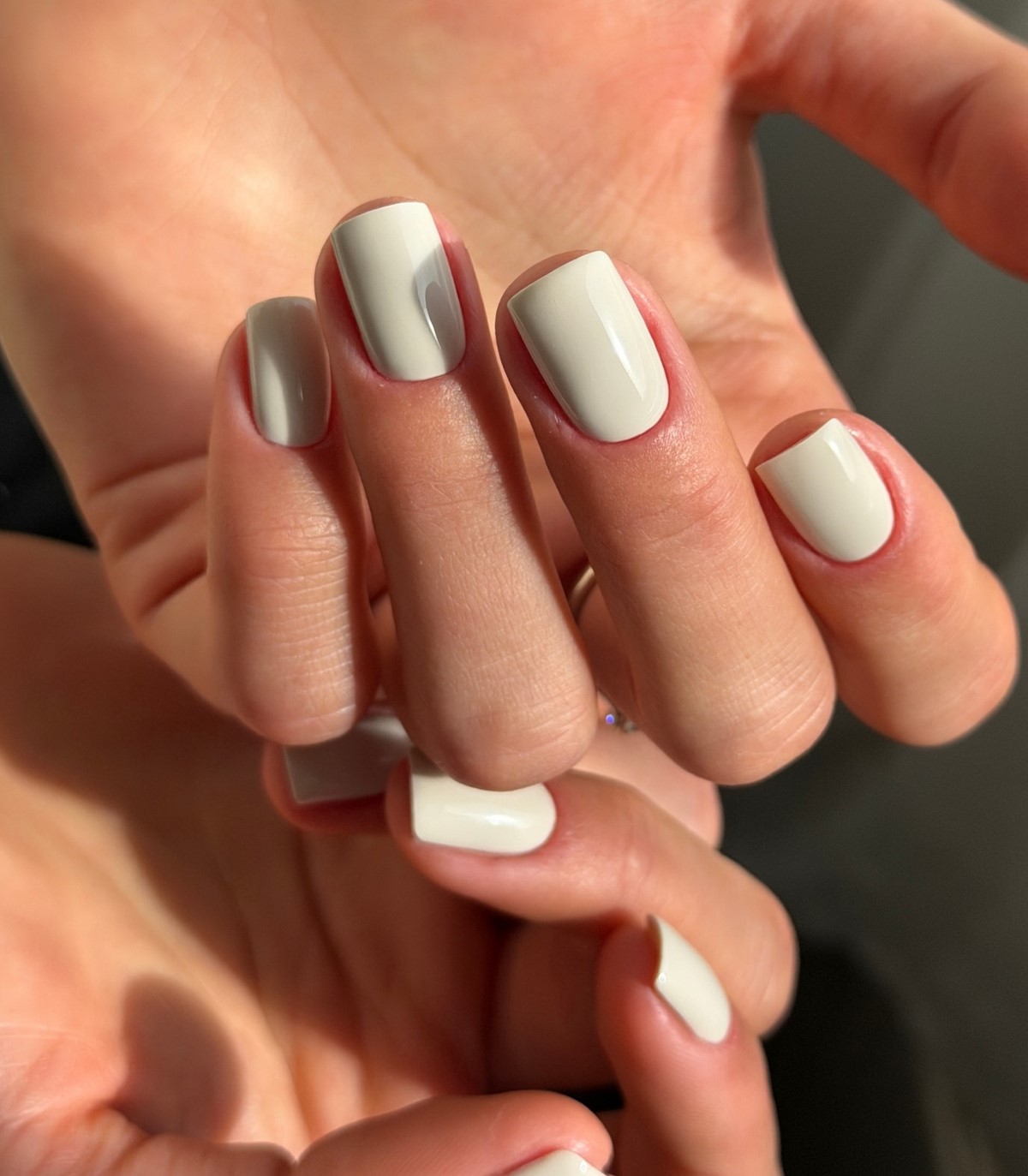 Один цвет или сочетание: какой маникюр выглядит чище в 2026