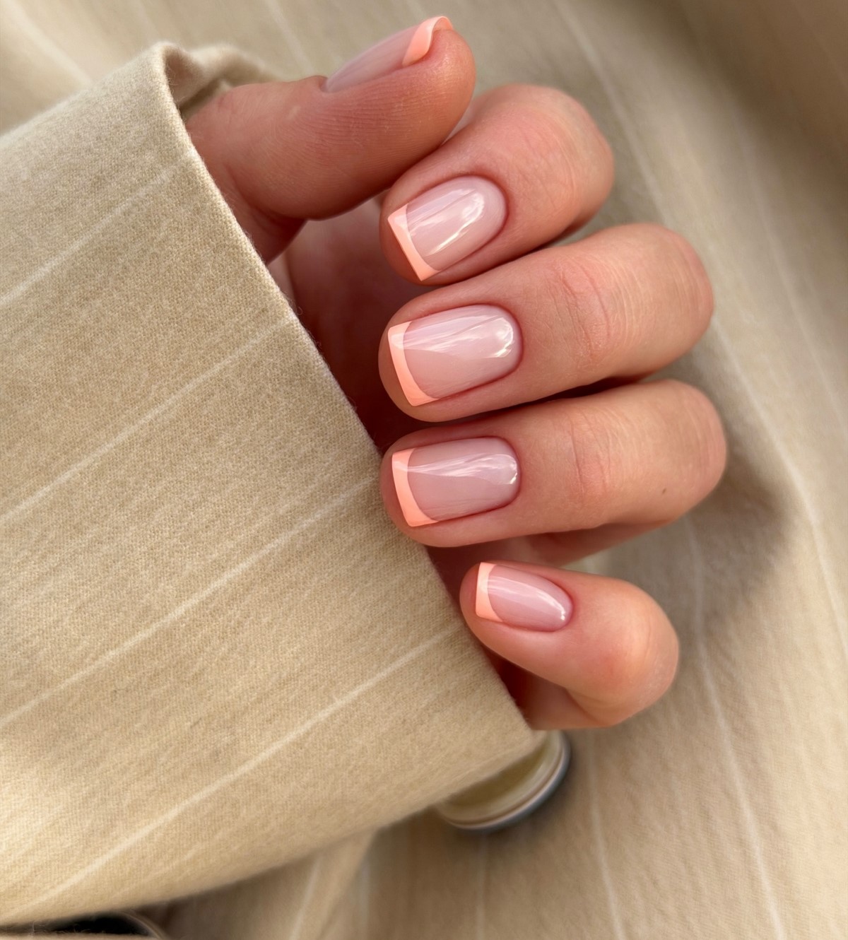 Один цвет или сочетание: какой маникюр выглядит чище в 2026