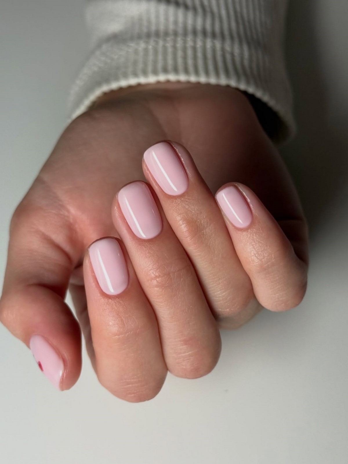 Один цвет или сочетание: какой маникюр выглядит чище в 2026