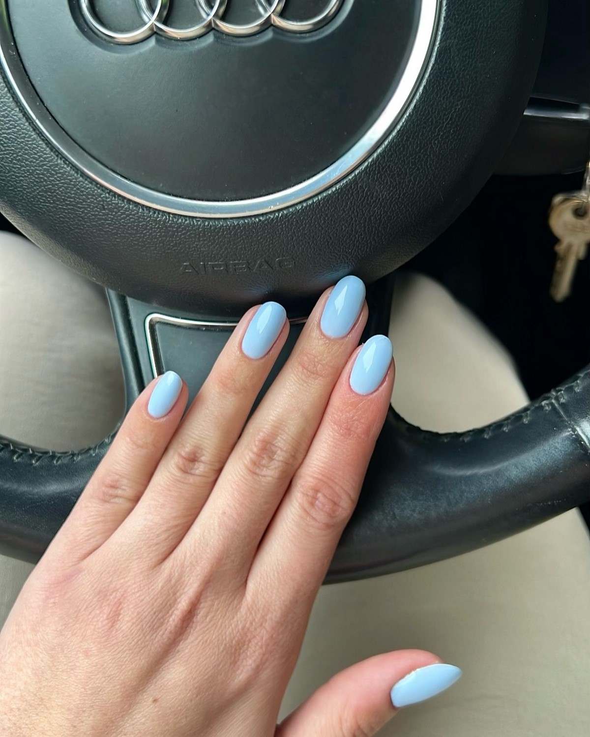 Один цвет или сочетание: какой маникюр выглядит чище в 2026