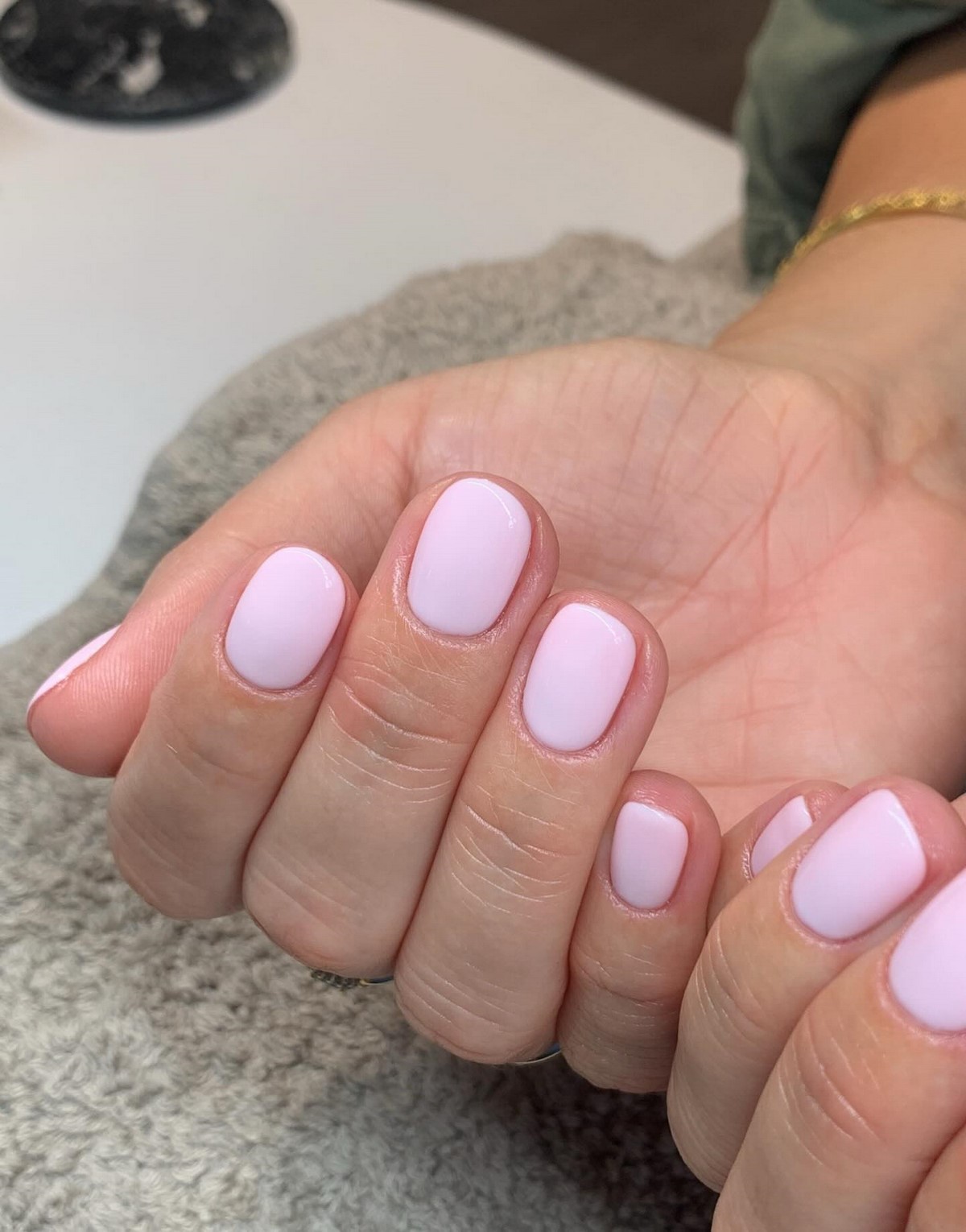 Один цвет или сочетание: какой маникюр выглядит чище в 2026