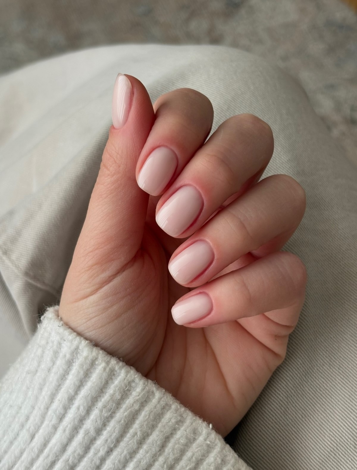 Один цвет или сочетание: какой маникюр выглядит чище в 2026