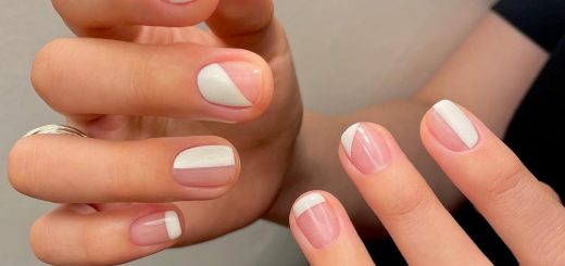 Negative space маникюр с белой геометрией на коротких ногтях