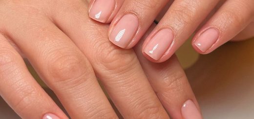 Короткие ногти с мягким розовым покрытием и глянцевым финишем после ухода