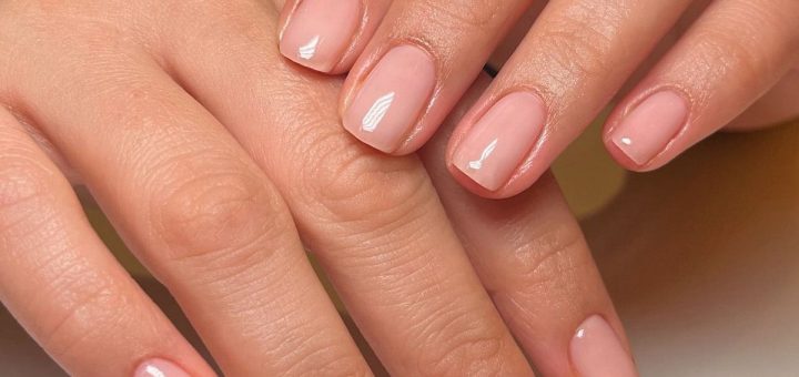 Короткие ногти с мягким розовым покрытием и глянцевым финишем после ухода