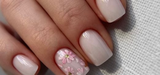 Молочный маникюр с цветочным акцентом и мягким блеском на коротком квадрате