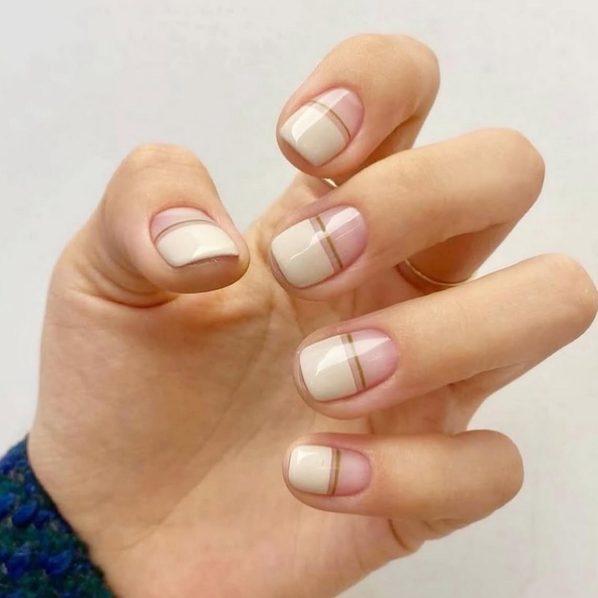 Negative space маникюр с молочной геометрией и тонкими линиями