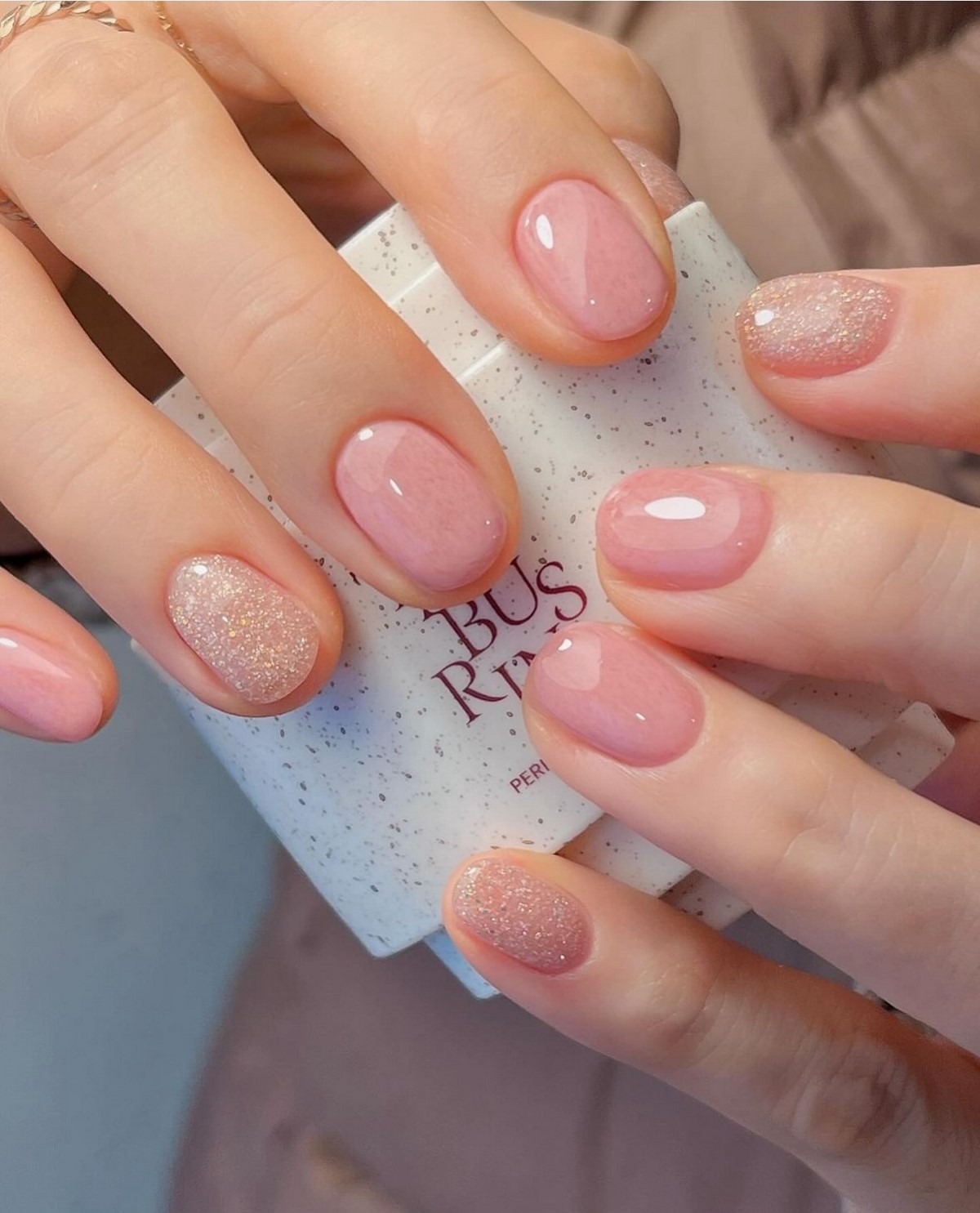 Розовый jelly-маникюр с блестящим акцентом и прозрачным glossy-финишем