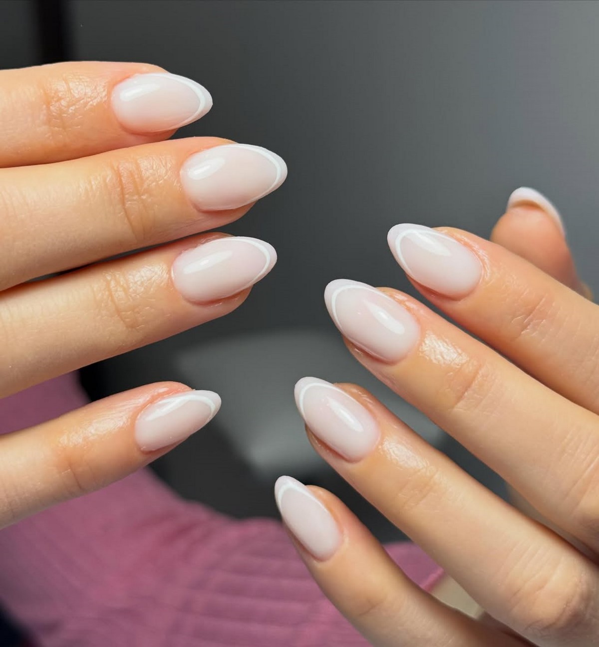 Полупрозрачный milky manicure с тонким белым контуром на миндальной форме