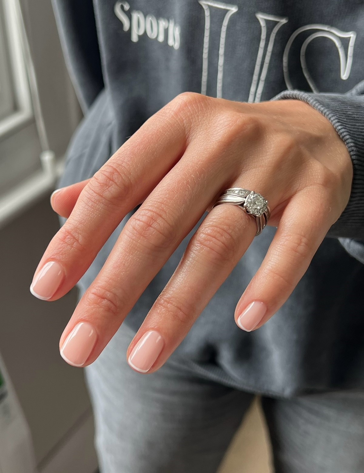 Короткий молочно-розовый маникюр с естественным glossy финишем