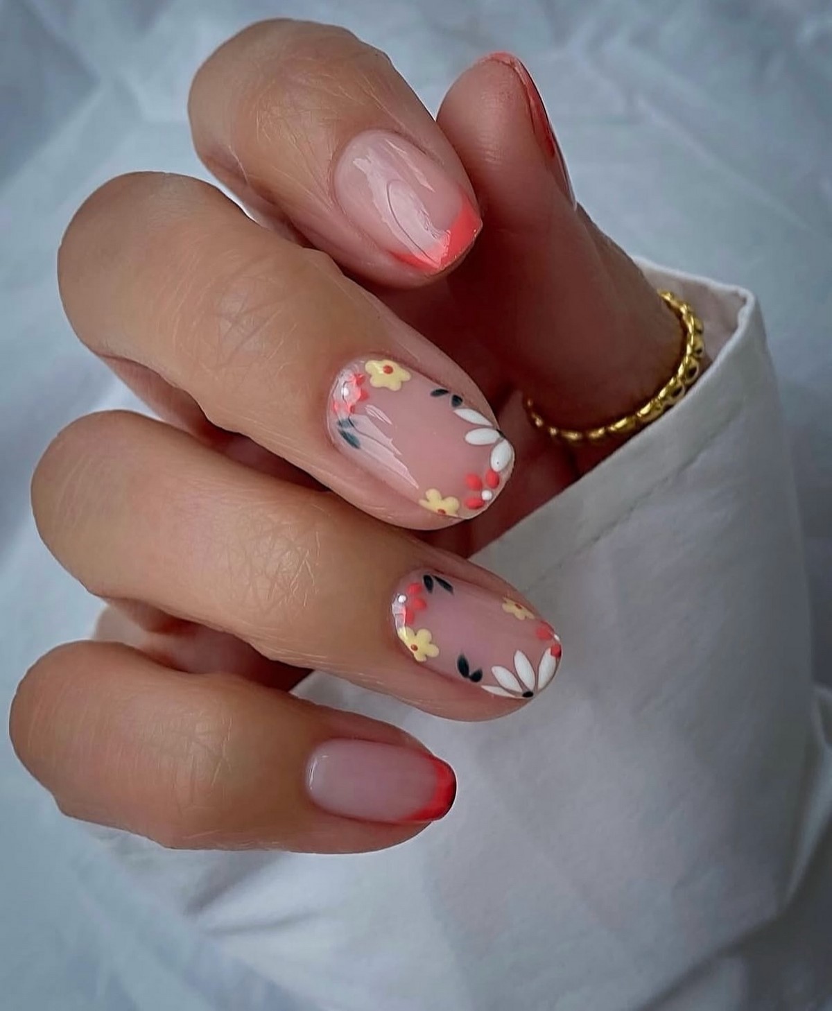 Нежный floral negative space маникюр с прозрачной базой