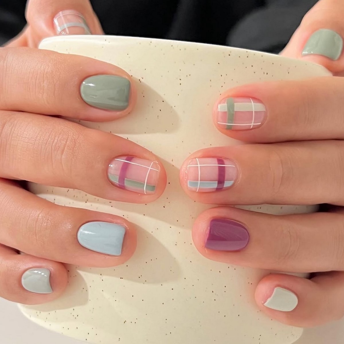 Геометрический negative space маникюр в пастельных оттенках