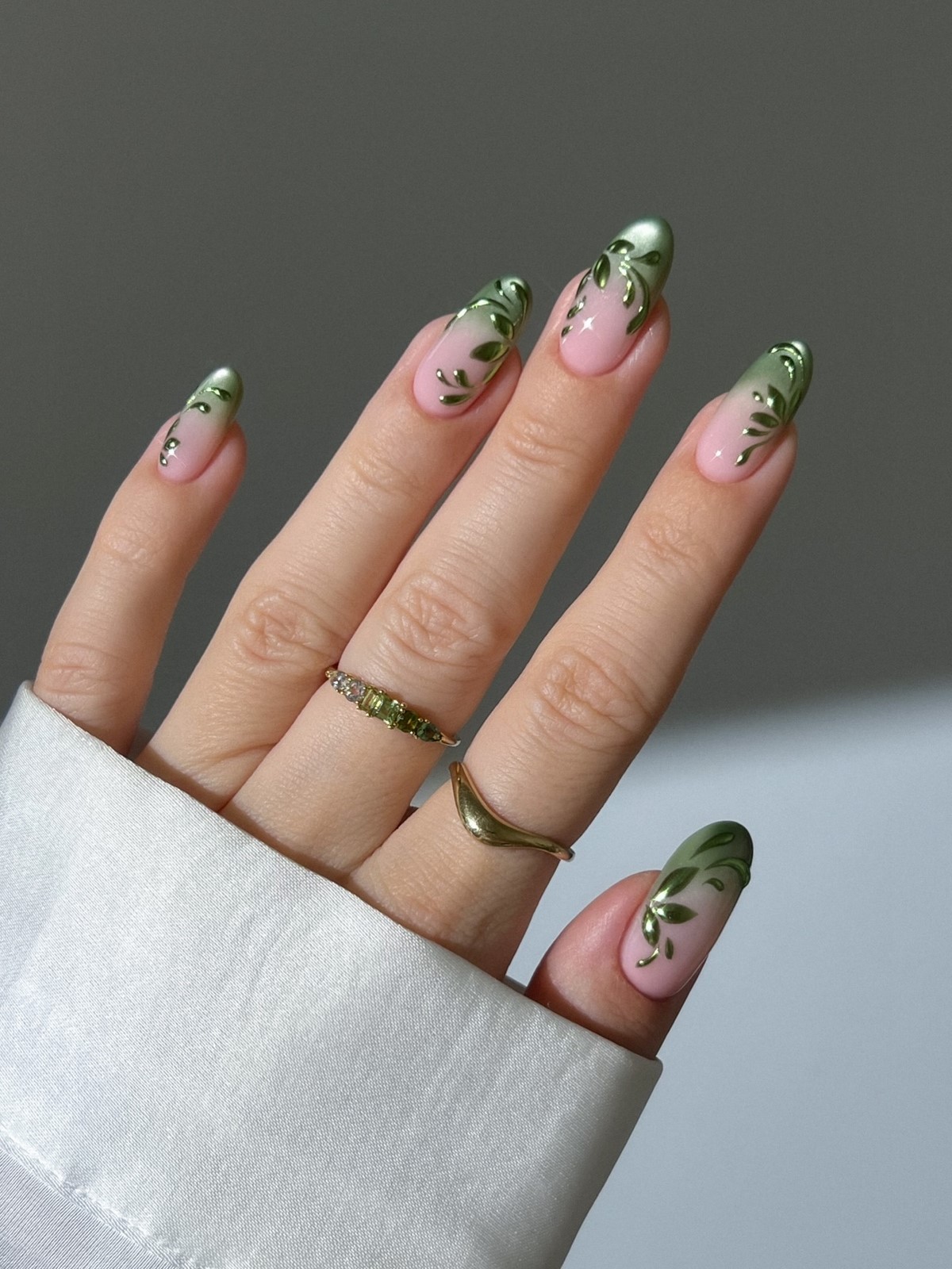 Зеленый floral negative space маникюр на миндальной форме