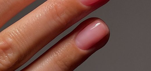 Полупрозрачный розовый nail tint на коротких ухоженных ногтях
