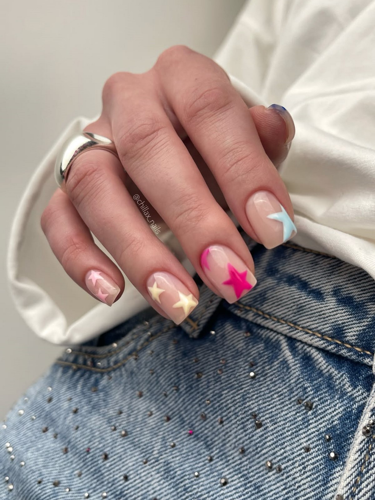 Маникюр с яркими звездами на нюдовой базе в стиле playful summer nails