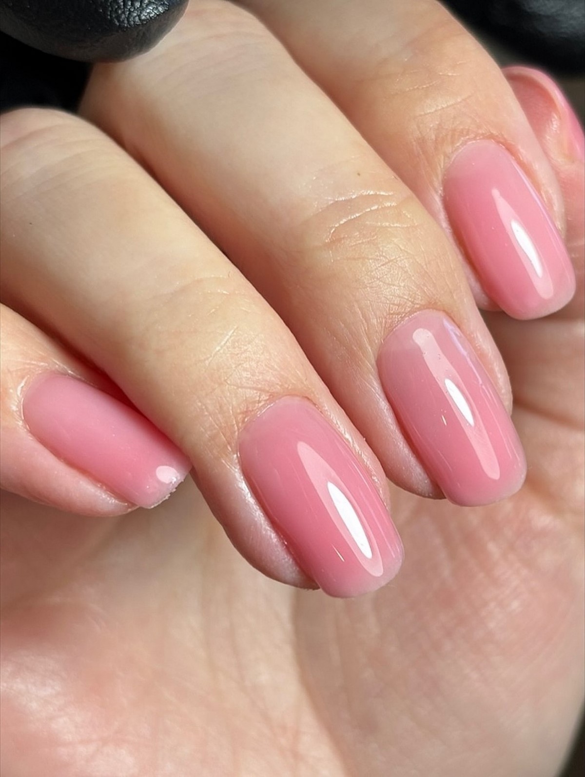 Глянцевый розовый nail tint на ногтях средней длины