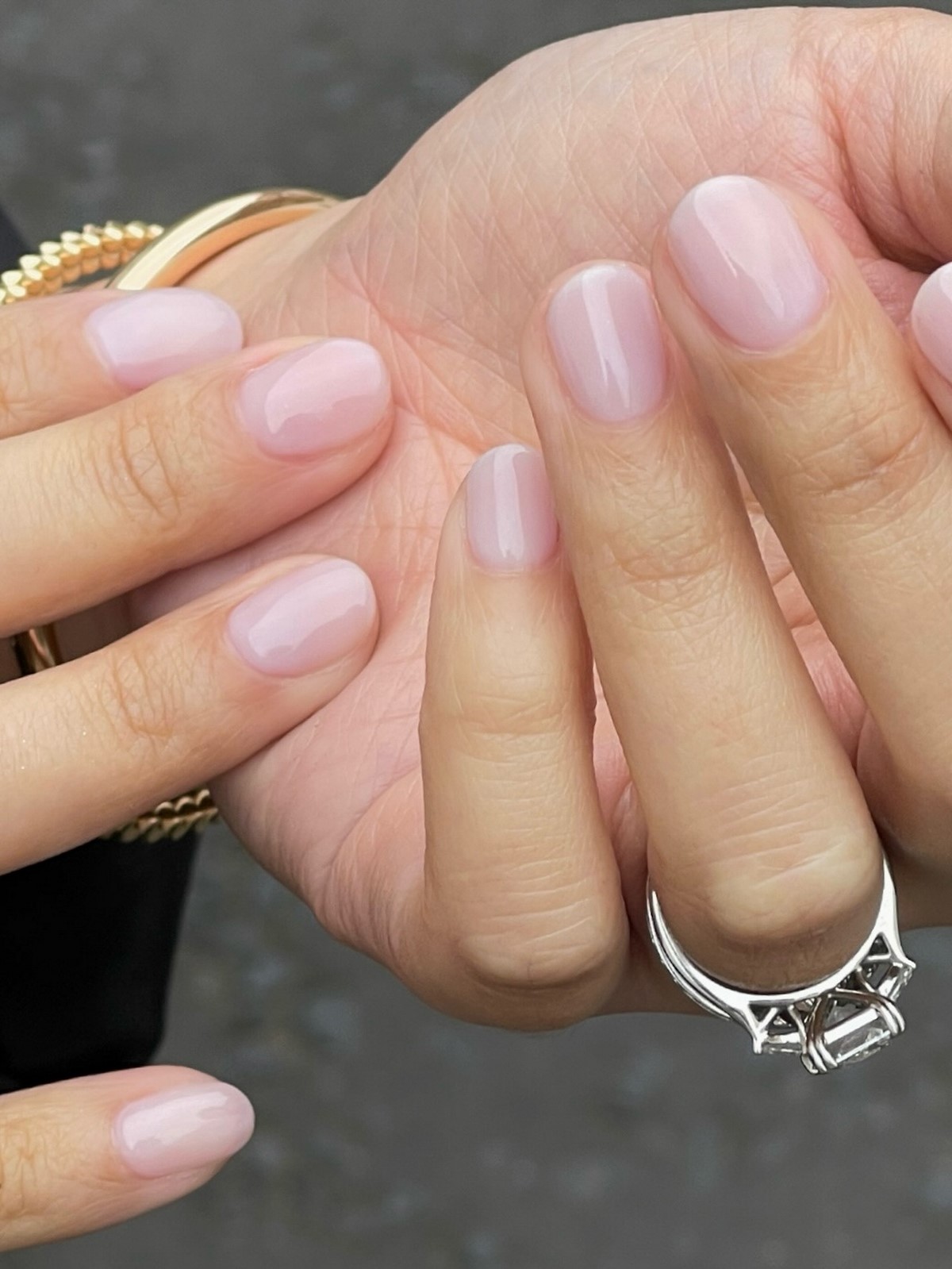 Молочно-розовый nail tint на коротких ногтях