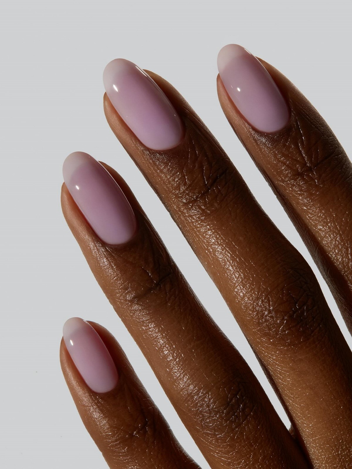 Молочно-сиреневый nail tint на овальных ногтях с глянцевым покрытием