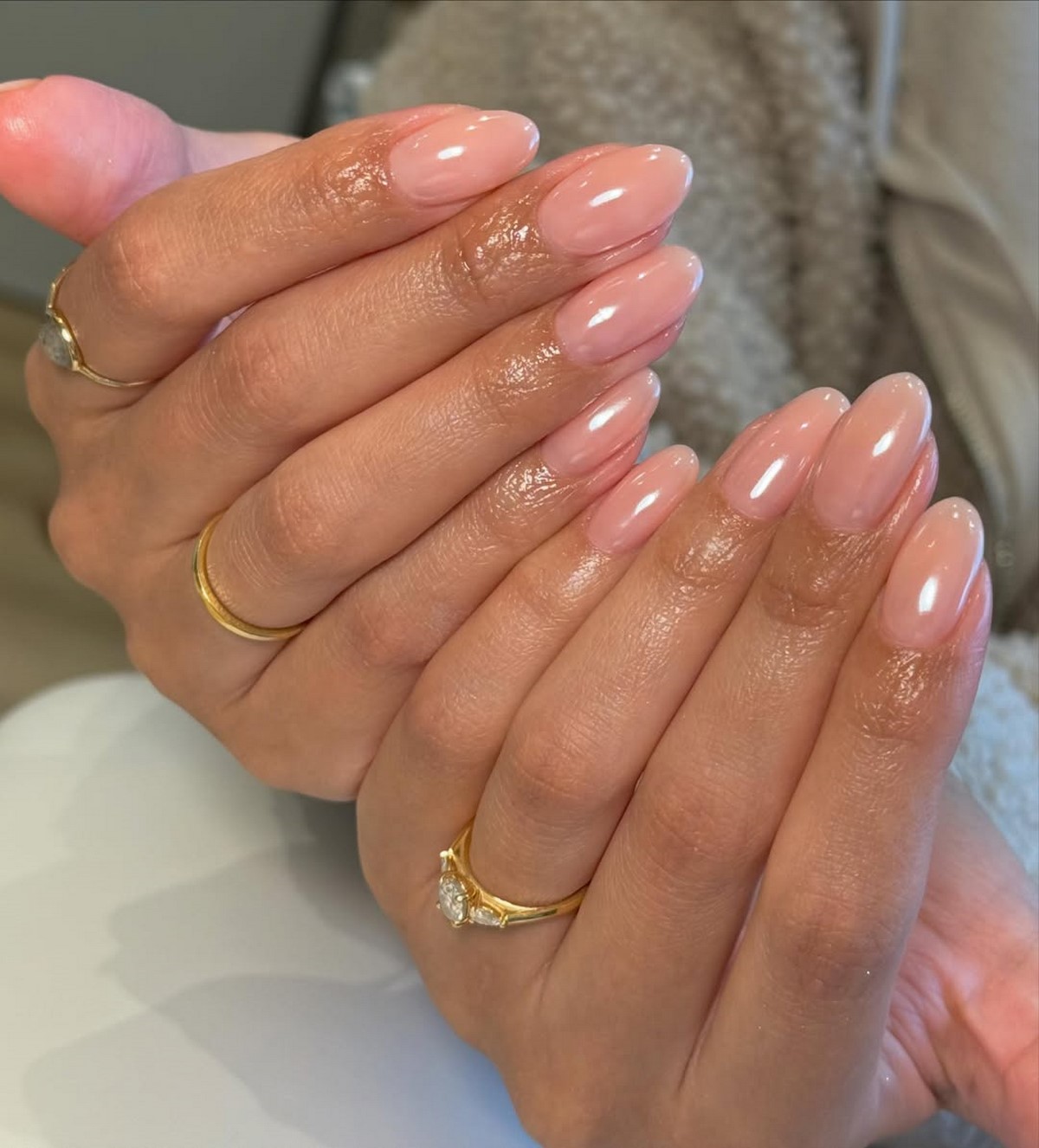 Полупрозрачный персиково-розовый nail tint на миндальных ногтях