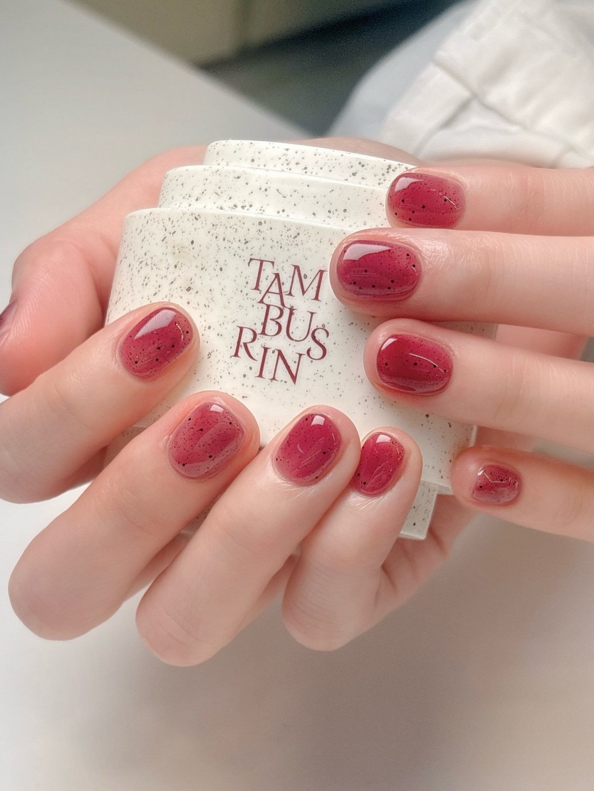 Красный jelly tint на коротких ногтях с полупрозрачным покрытием