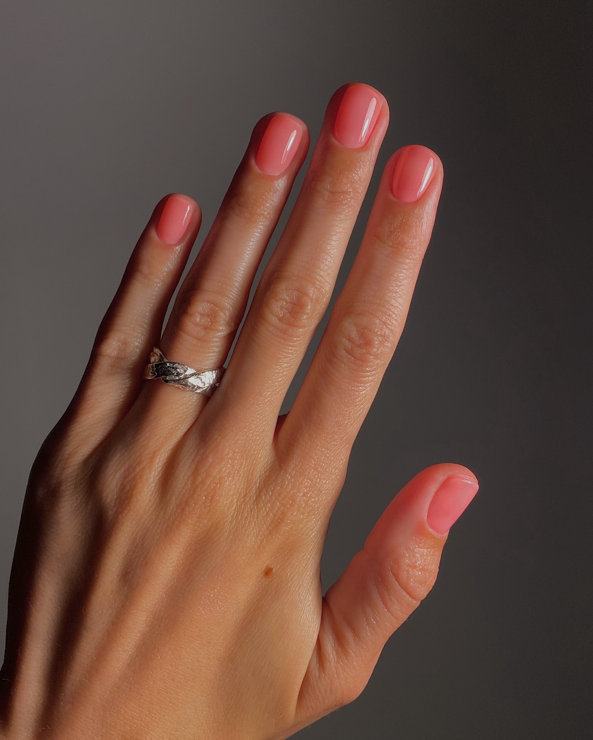 Полупрозрачный кораллово-розовый nail tint на коротких ногтях