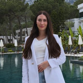 Арина Власова