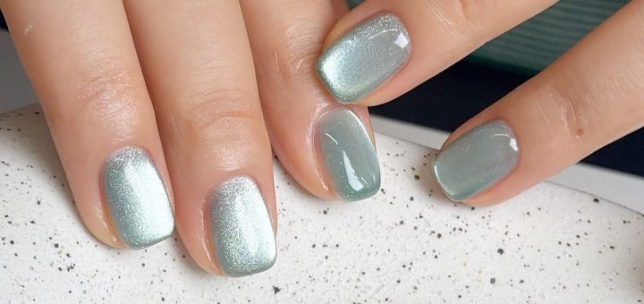 Серо-зеленый жемчужный маникюр на коротких квадратных ногтях