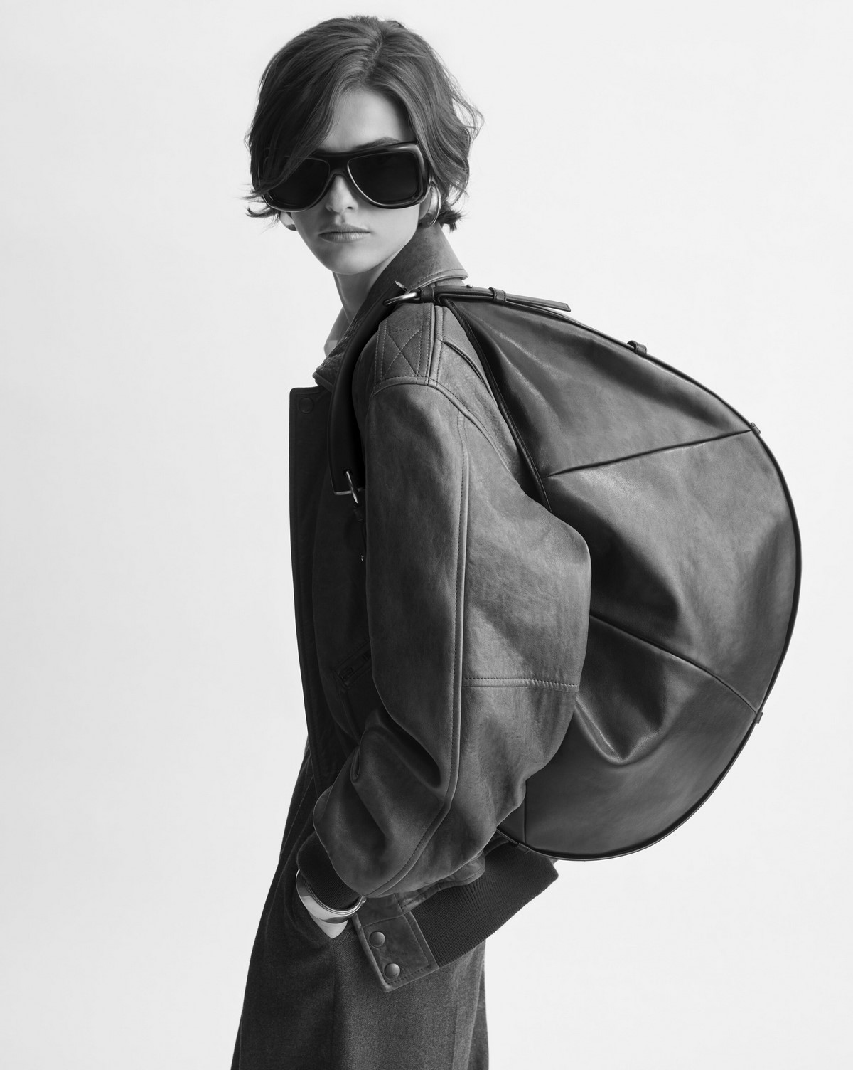 Черная сумка Saint Laurent Mombasa большого размера в монохромном образе